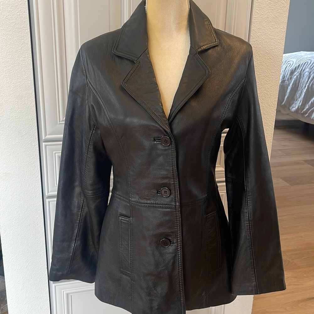 BONUS ITALIAN FASHIONS BLACK LEATHER 3 BUTTON BLAZER. MEDIUM.